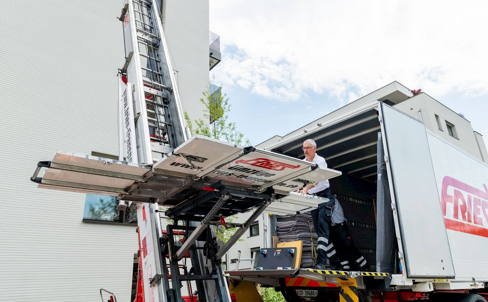 René Fries bedient den Aussenlift bei einem Wohnungsumzug